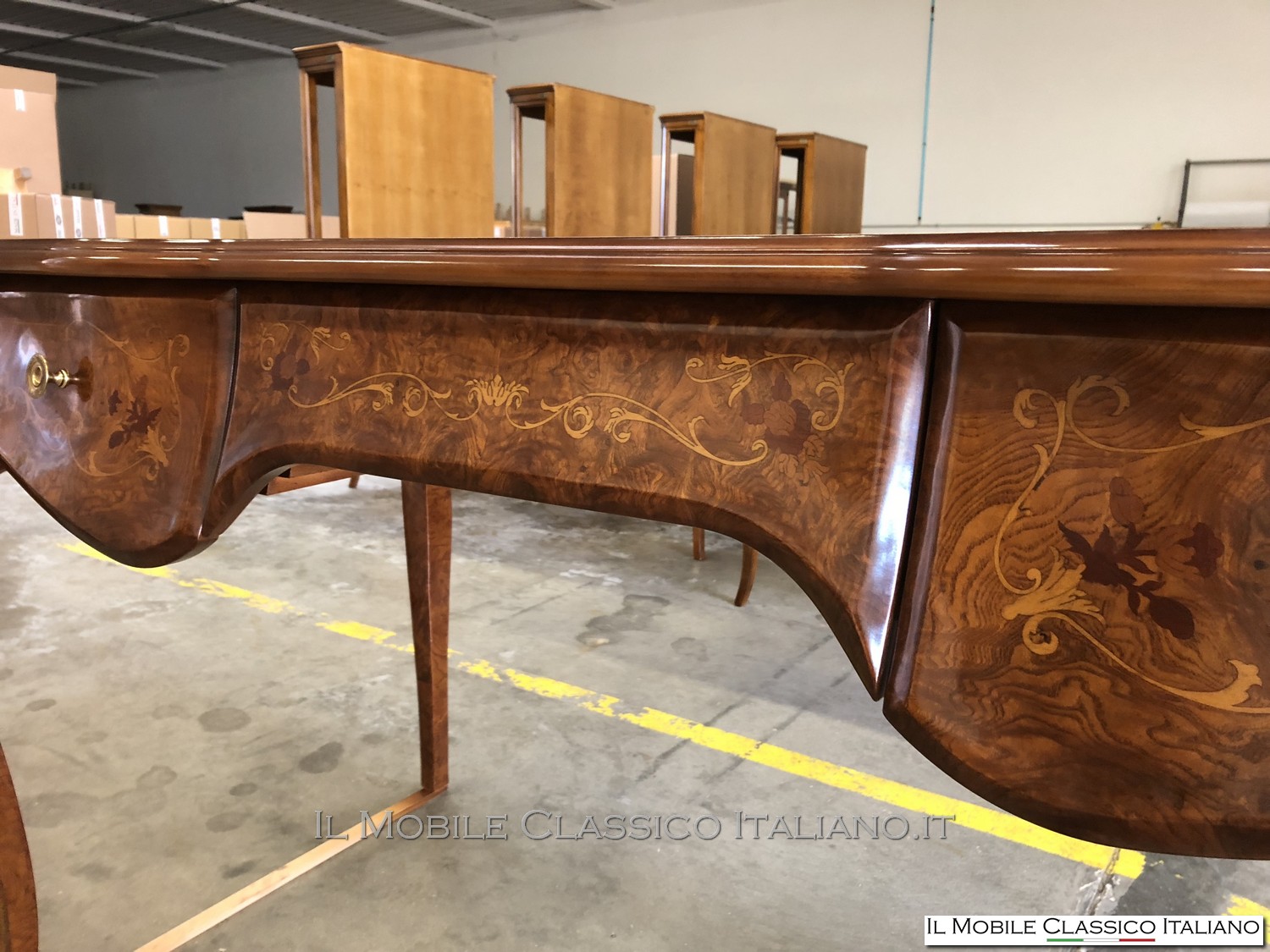 scrivania classica elegante in legno massello artigianale